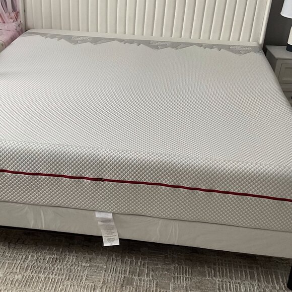 Douglas King Size Mattress – Excellent Condition (1.5 Years Old) - Picture 3 of 4